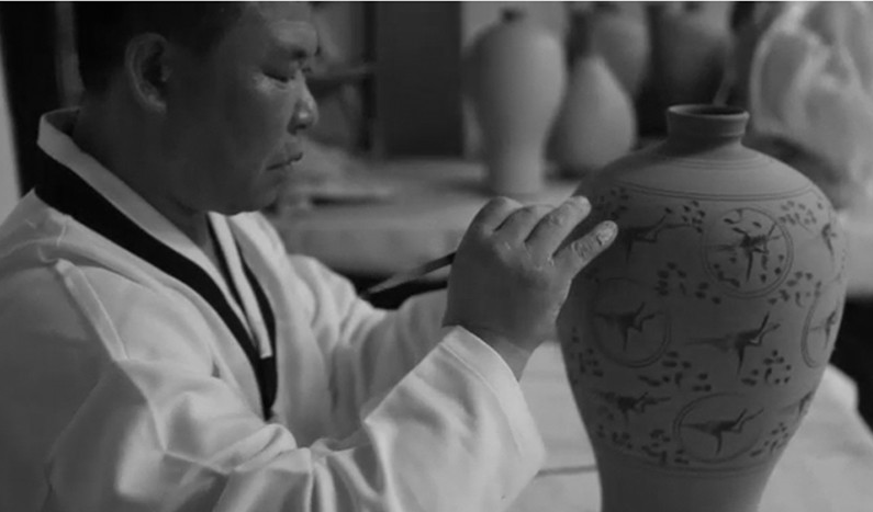 Matte White Moon Jar –Handmade by Park Soo-jae
