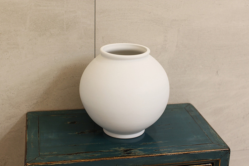 Matte White Moon Jar –Handmade by Park Soo-jae