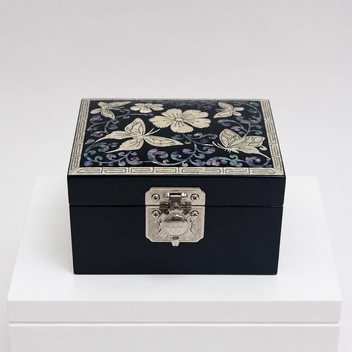 Black najeon lacquer jewellery box with mother-of-pearl butterflies – PEUM