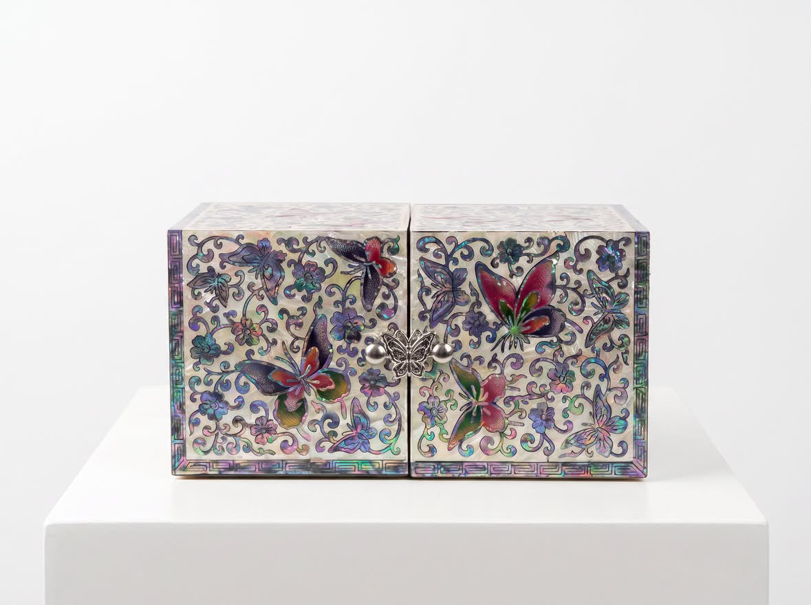 White mother-of-pearl double jewellery box with butterfly najeon inlay – PEUM