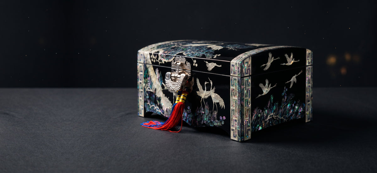 Korean najeon lacquer jewellery chest inlaid with mother-of-pearl cranes and pine, with a maedeup tassel – PEUM