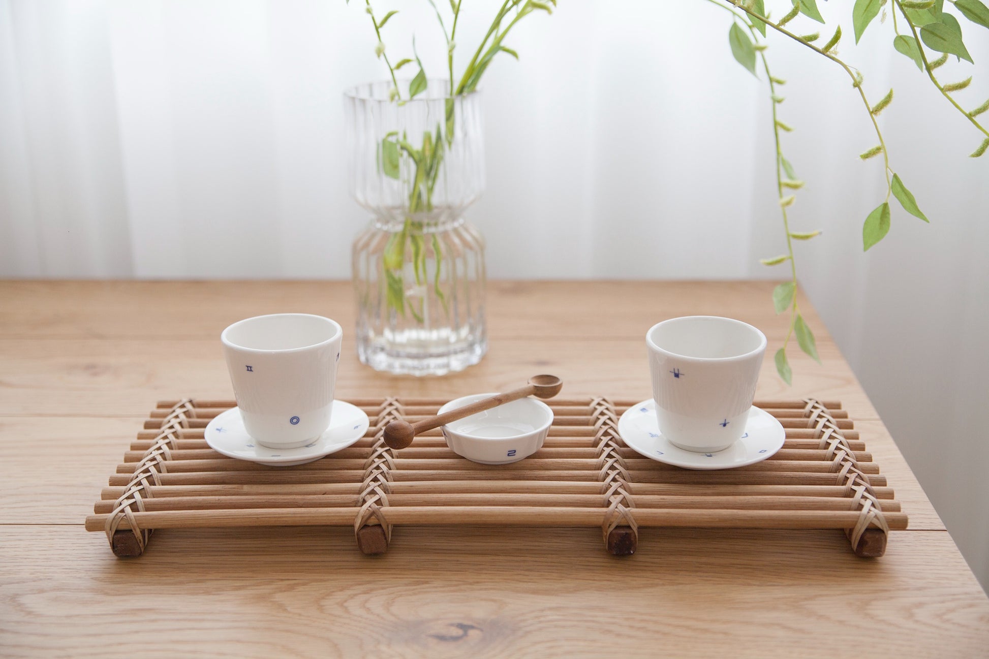 Sorosi Hangeul Teacup Set – Flat Lay with Tea | PEUM Korean Houseware