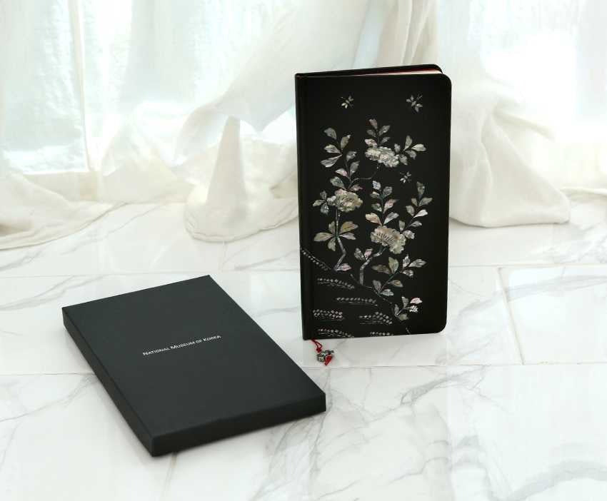 Najeon Mother of Pearl Motif Hardcover Notebook – Cover iridescent lacquer detail | PEUM Korean Houseware