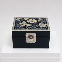 Black najeon lacquer jewellery box with mother-of-pearl butterflies – PEUM