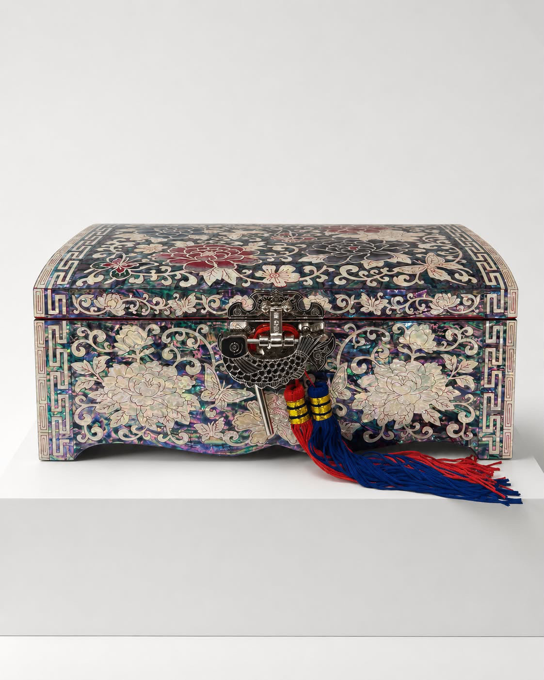 Mokdan two-tier jewellery box with ivory peonies on black najeon lacquer – PEUM