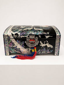 Songhak jewellery box with standing crane pair in mother-of-pearl on black lacquer – PEUM