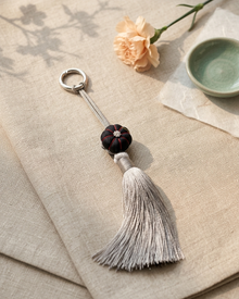 Pumpkin Knot Norigae Monochrome – Size Reference with Bag | PEUM Korean Houseware